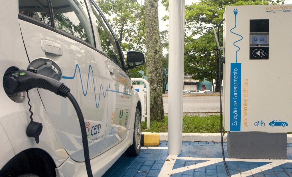 Celesc prorroga chamada pública para instalação de postos de recarga de carros elétricos e híbridos