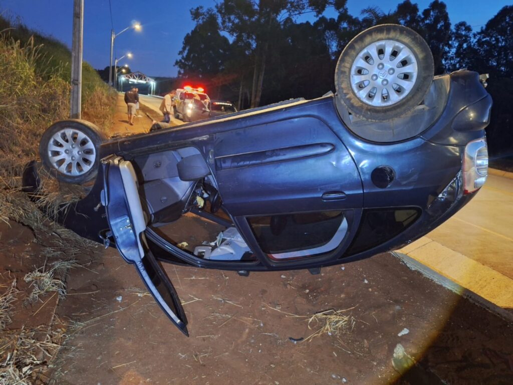 Carro capota na SC-160 em Serra Alta