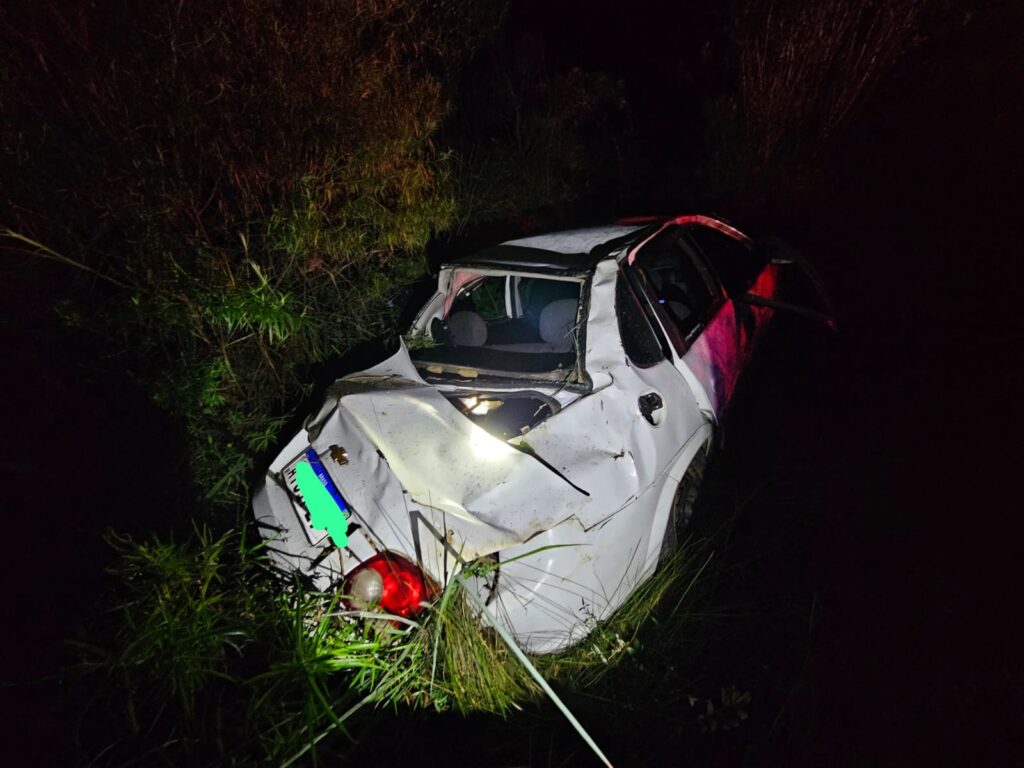 Mulher e criança ficam feridas após carro sair da pista e capotar em Ponte Serrada