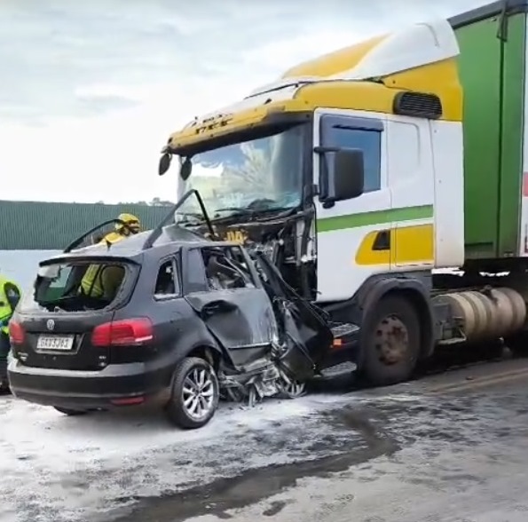 VÍDEO: Motorista morre em batida frontal entre carro e carreta na BR-282
