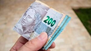 VENEZUELANO ENCONTRA R$ 1 MIL NA RUA E DEVOLVE VALOR À DONA EM SC