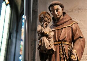 Santo Antônio, o “Santo Casamenteiro”: fé, simpatias e histórias que atravessam gerações