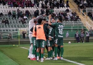 Chape vence na Arena Condá e fica a dois pontos do G4