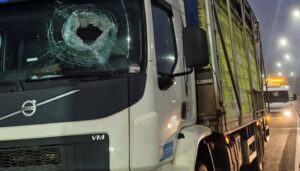 Caminhoneiro morre ao ser atingido por pedra de 12 kg enquanto passava por viaduto