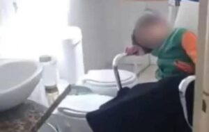 Menino autista de 4 anos é encontrado amarrado no banheiro; professora é presa por tortura