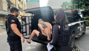 Mãe em viagem de trabalho recebe vídeos do marido torturando os quatro filhos do casal.