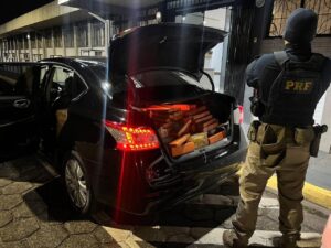 PRF APREENDE QUASE MEIA TONELADA DE MACONHA E VEÍCULO ROUBADO NA BR-277 EM GUARAPUAVA