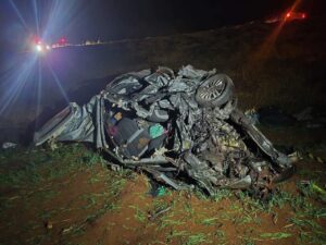 Duas crianças e três adultos morrem em grave acidente entre carro e caminhão no PR
