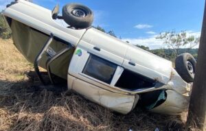 Três sofrem ferimentos graves após caminhonete despencar de barranco