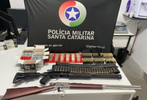 Homem é preso com armas de fogo após ameaçar esposa de morte em Chapecó
