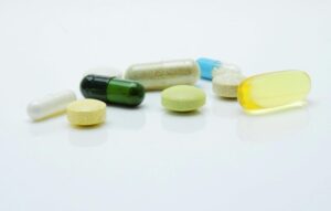 Anvisa proíbe medicamentos sem registro e condimento irregular; veja nomes