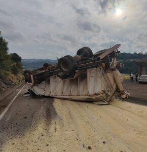 Caminhoneiro morre ao capotar veículo sobre a rodovia no Oeste