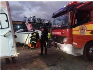 Motorista é retirado das ferragens após acidente com cinco feridos na BR-470