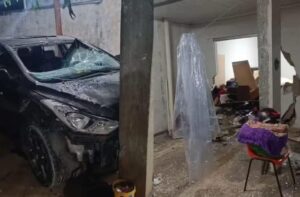 HOMEM JOGA CARRO CONTRA CASA APÓS ESPOSA NEGAR RELAÇÃO SEXUAL