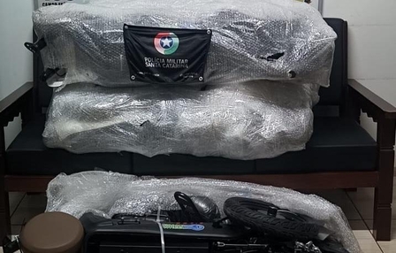 Polícia encontra motocicletas elétricas em porta-malas de carro abordado em Campo Erê