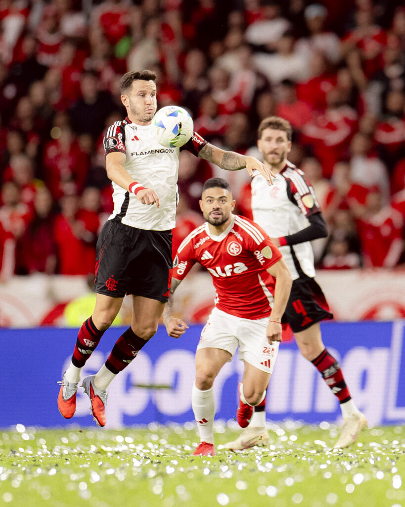 Flamengo volta a derrotar o Internacional e avança na Libertadores